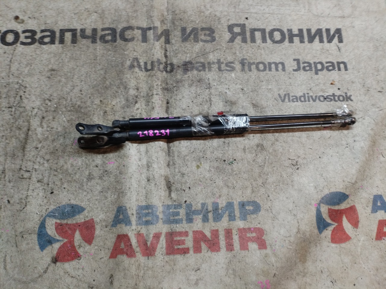 Амортизатор задней двери TOYOTA WISH ZNE14 (б/у)