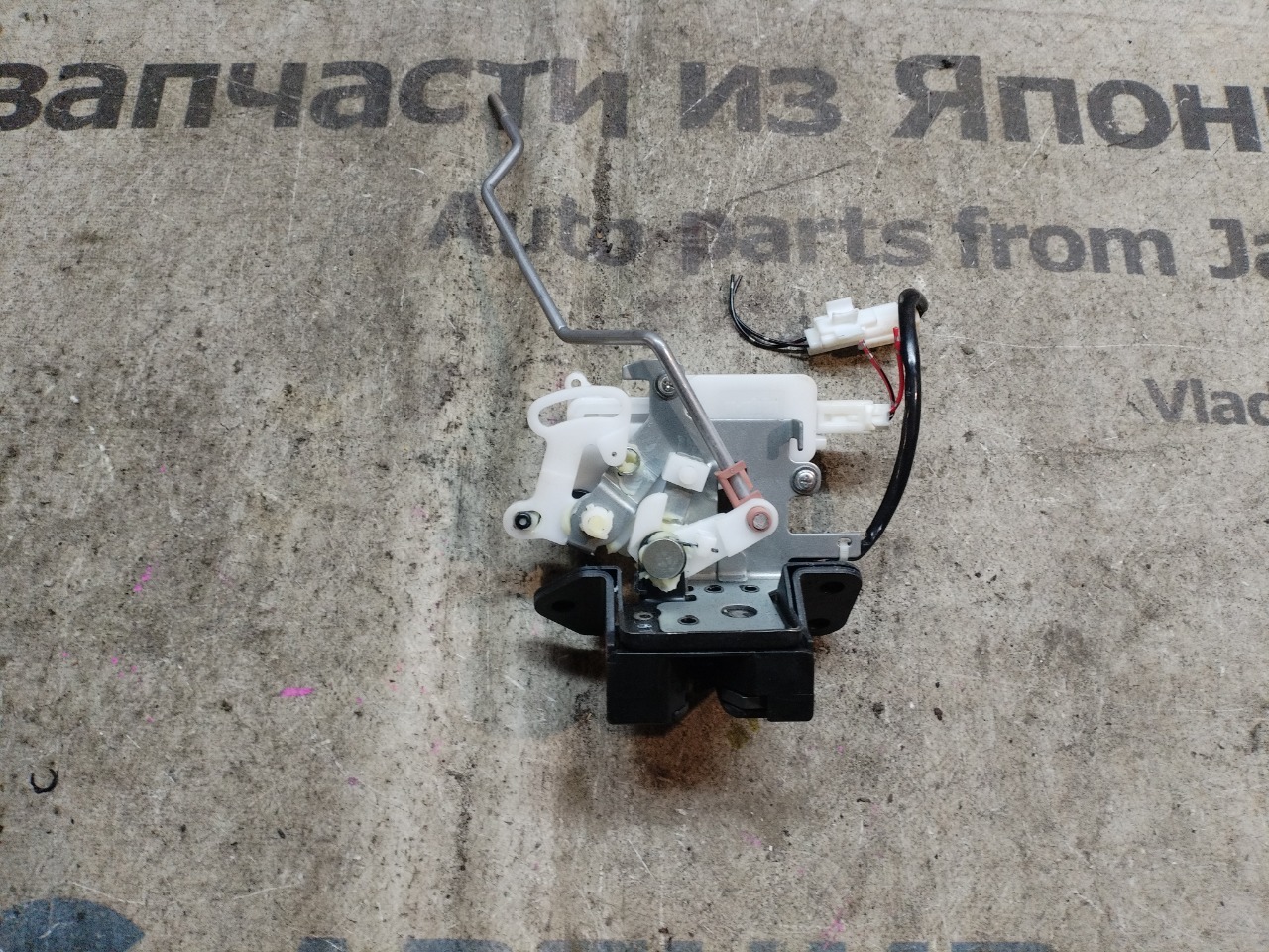 Замок 5-й двери MAZDA VERISA DC5R задний (б/у)