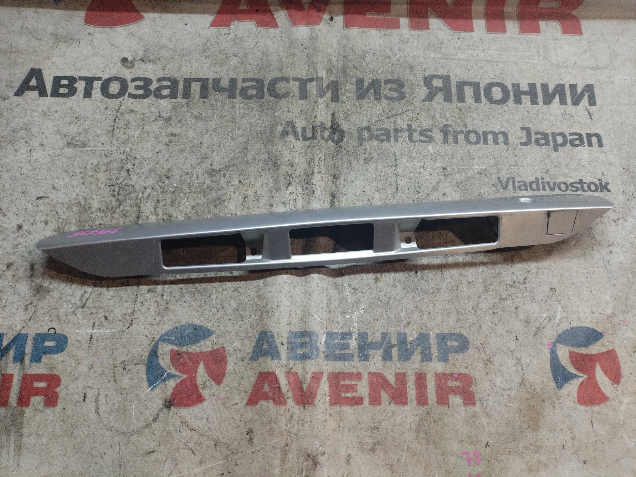 Накладка замка багажника MAZDA MPV LW5W (б/у)