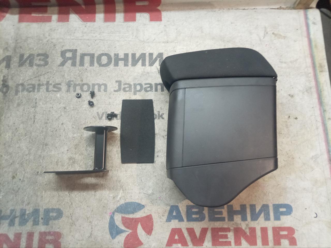 Бардачок между сиденьями MITSUBISHI MIRAGE A03A (б/у)