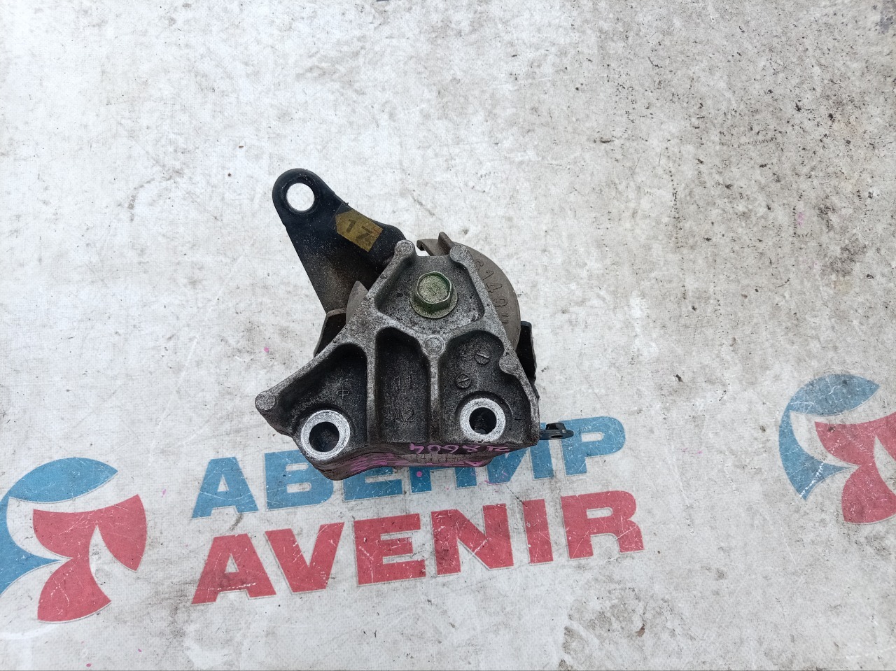 Подушка двигателя TOYOTA AVENSIS AZT255 1AZ-FSE правая (б/у)