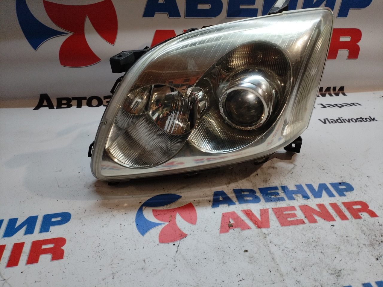 Фара TOYOTA AVENSIS AZT255 передняя левая (б/у)