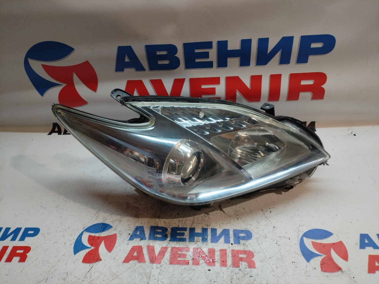 Фара TOYOTA PRIUS ZVW30 передняя правая (б/у)