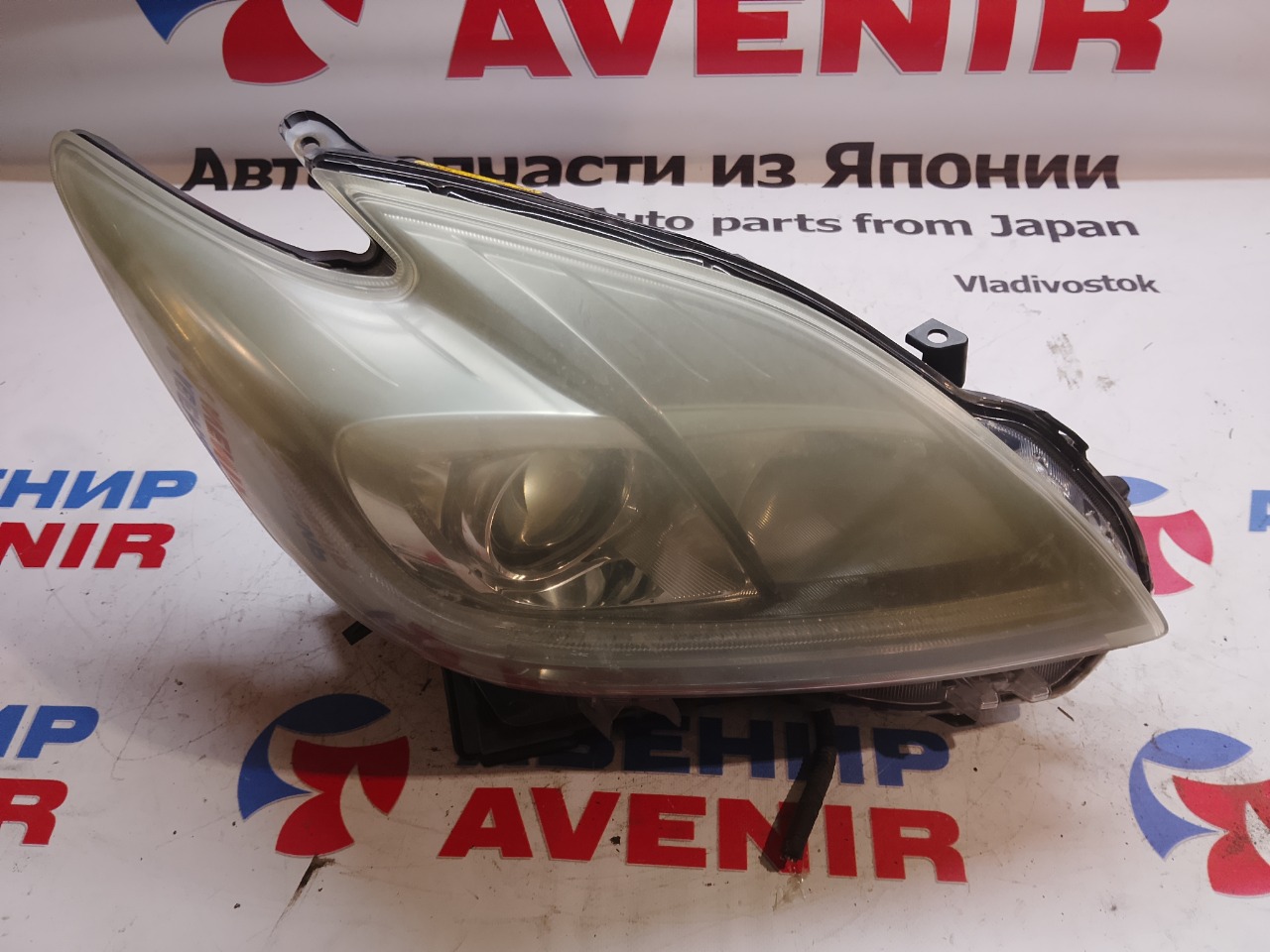 Фара TOYOTA PRIUS ZVW30 передняя правая (б/у)