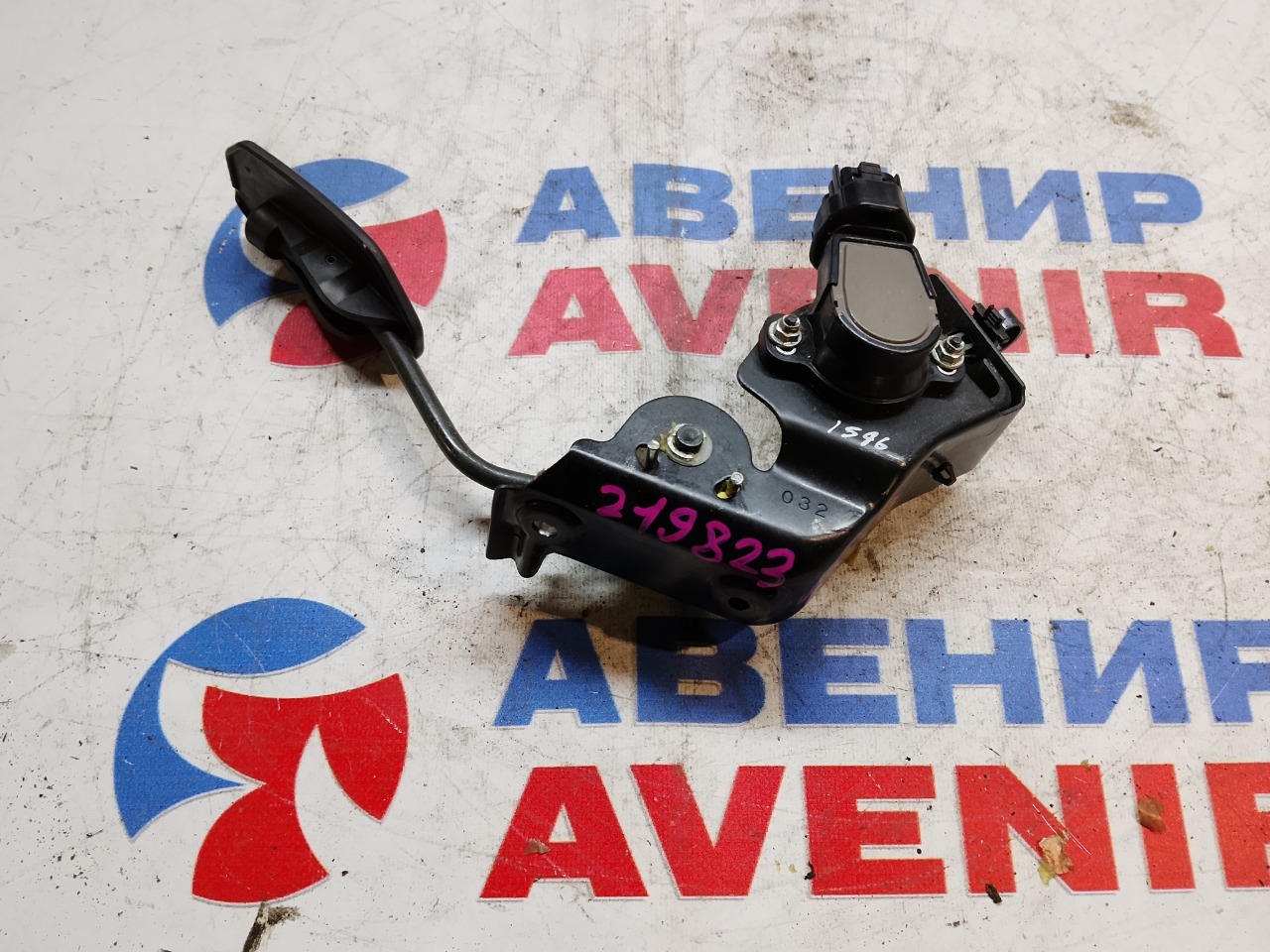 Педаль газа TOYOTA ALPHARD ATH10W 2AZ-FE (б/у)