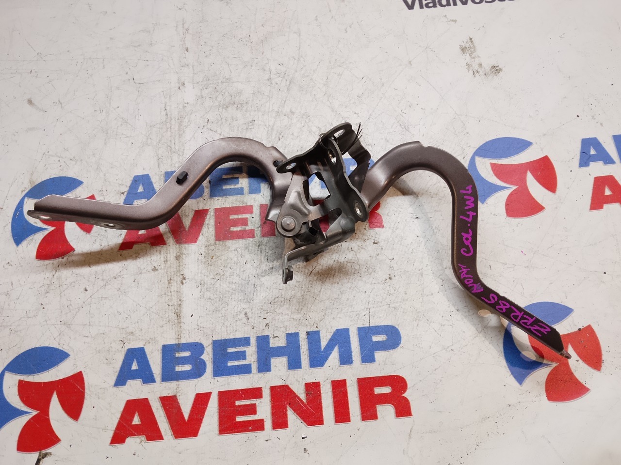 Петля капота TOYOTA NOAH ZRR85 (б/у)