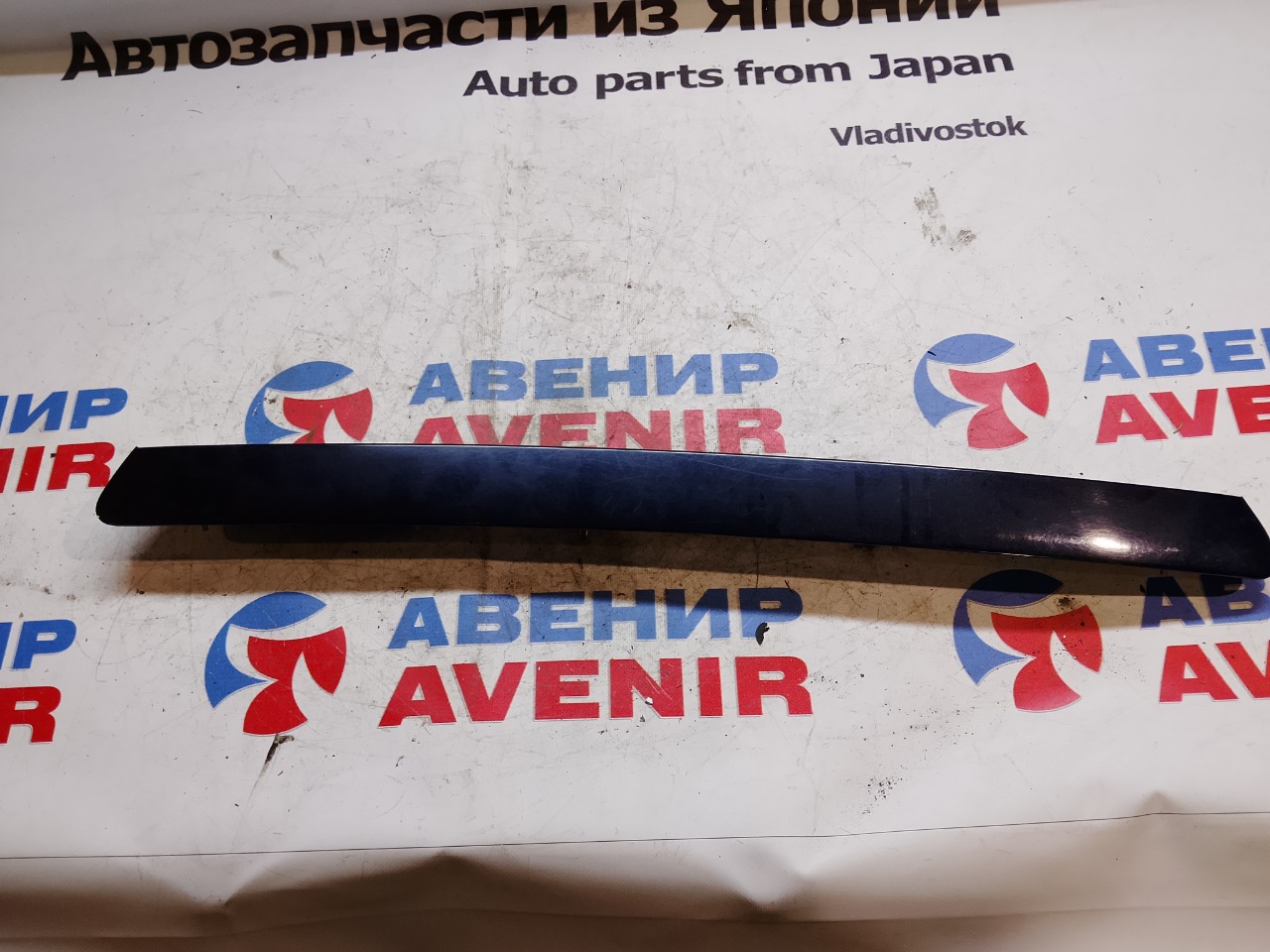 Накладка 5-й двери TOYOTA NOAH AZR65 задняя (б/у)