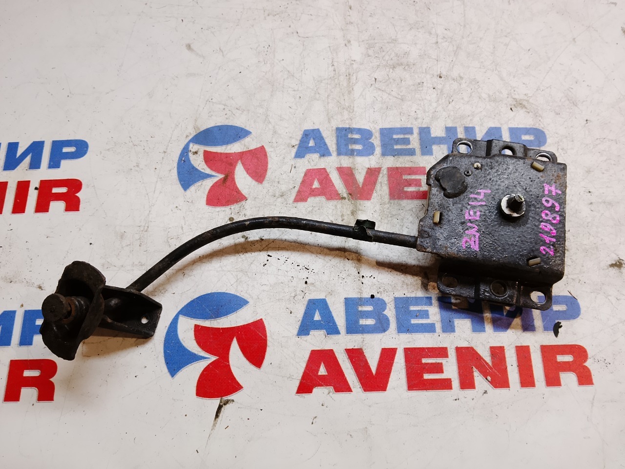 Крепление запаски TOYOTA WISH ZNE14 1ZZ-FE (б/у)