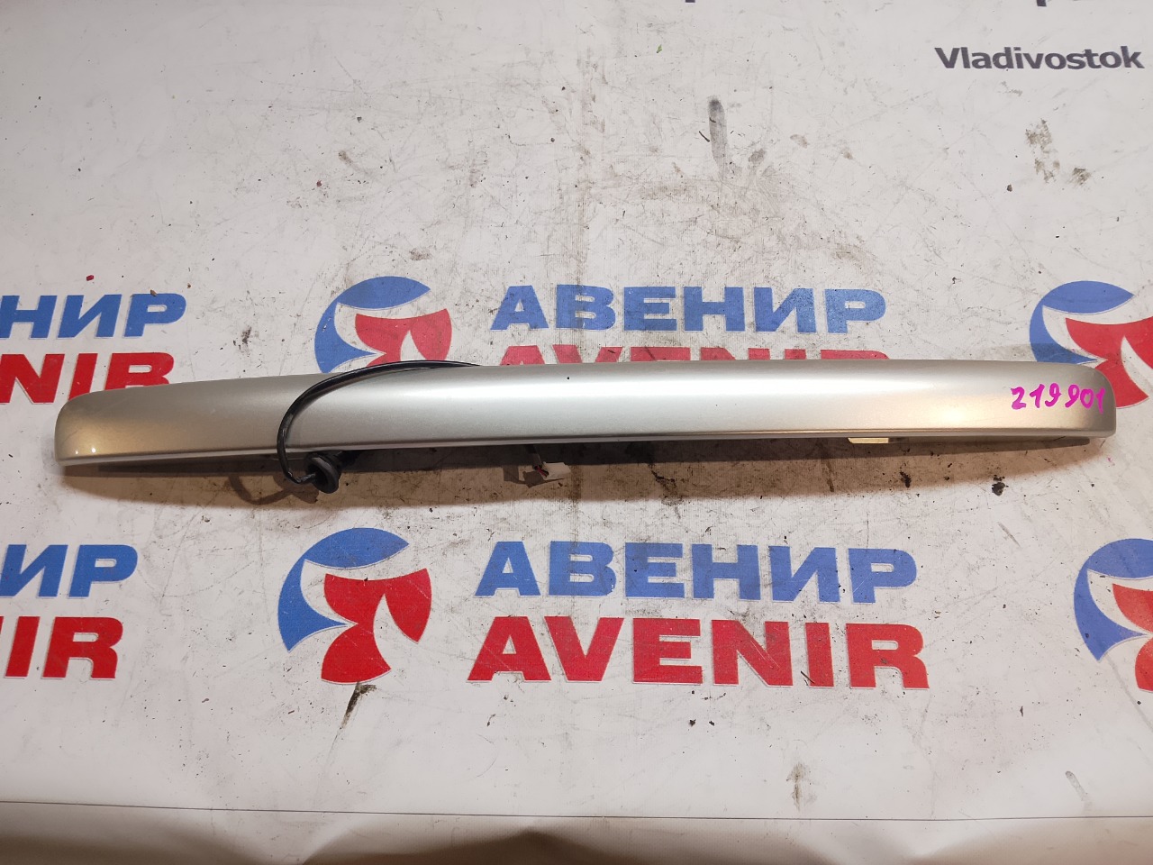 Накладка 5-й двери TOYOTA AVENSIS AZT255 задняя (б/у)