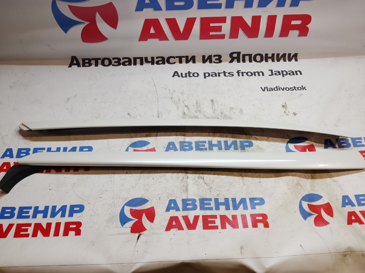 Молдинг лобового стекла HONDA FIT GR3 правый (б/у)