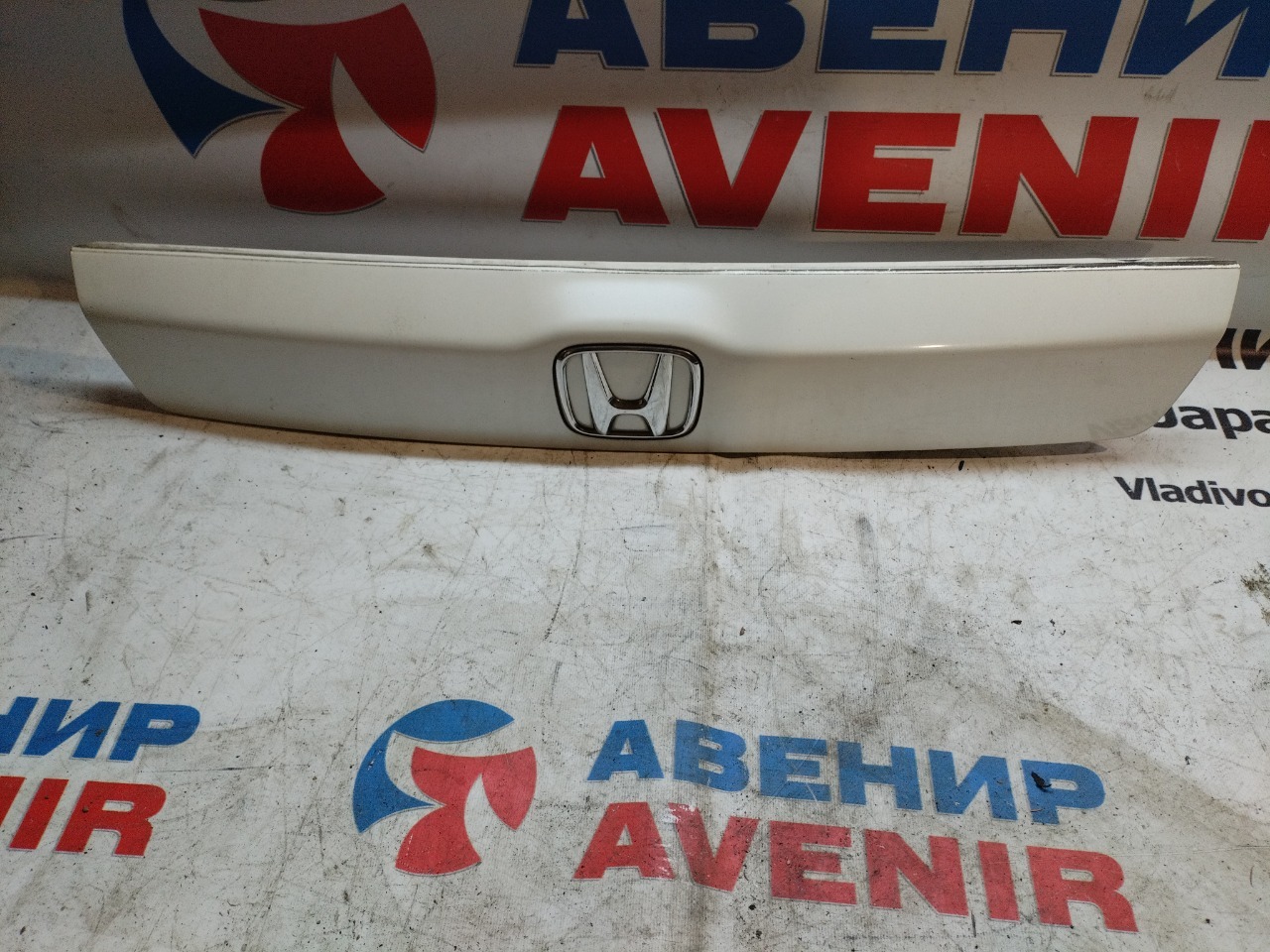 Накладка 5-й двери HONDA STREAM RN6 задняя (б/у)