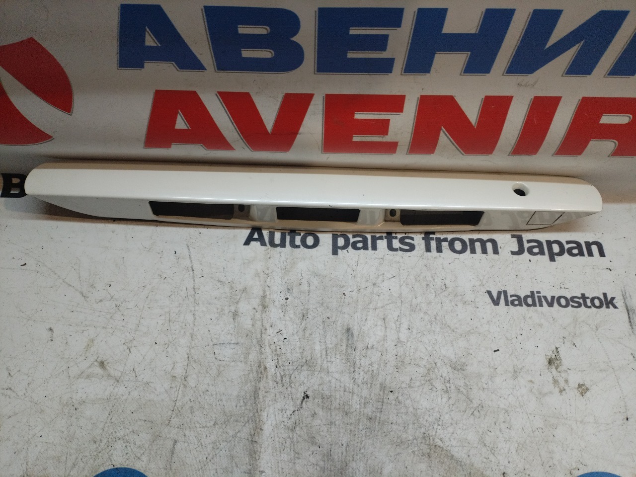 Накладка 5-й двери MAZDA MPV LW5W (б/у)