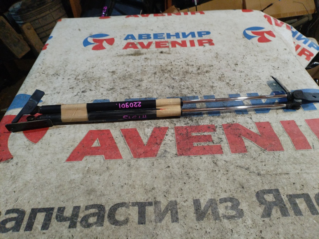 Амортизатор задней двери SUZUKI KEI HN22S задний (б/у)
