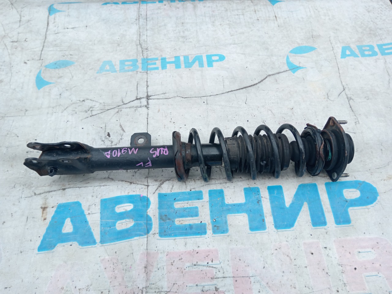 Стойка TOYOTA TANK M900A 1KR-FE передняя левая (б/у)