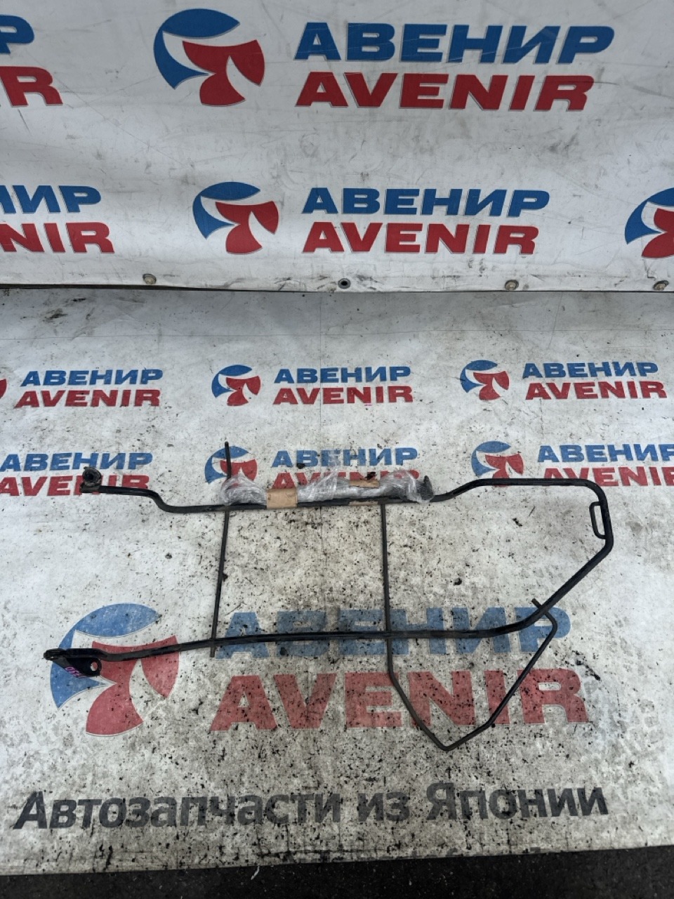 Крепление запаски TOYOTA ISIS ANM10G (б/у)