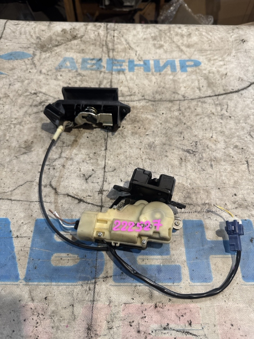 Замок 5-й двери TOYOTA ISIS ZNM10G (б/у)