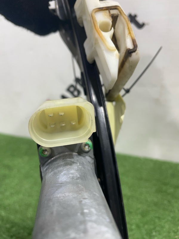 Стеклоподъемник задний левый 320i 14.06.2013 F30 N20B20B Стеклоподъемник задний левый 320i 14.06.2013 F30 N20B20B