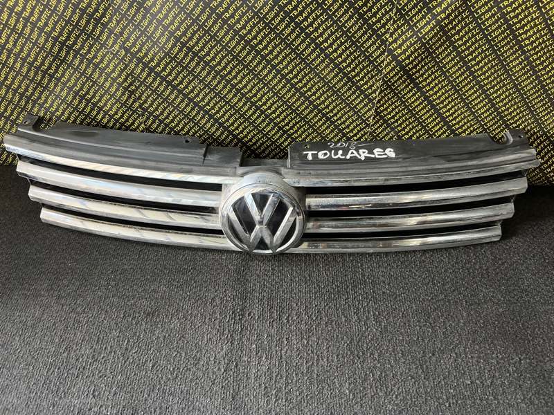 Решетка радиатора Volkswagen Touareg 7P6 передняя