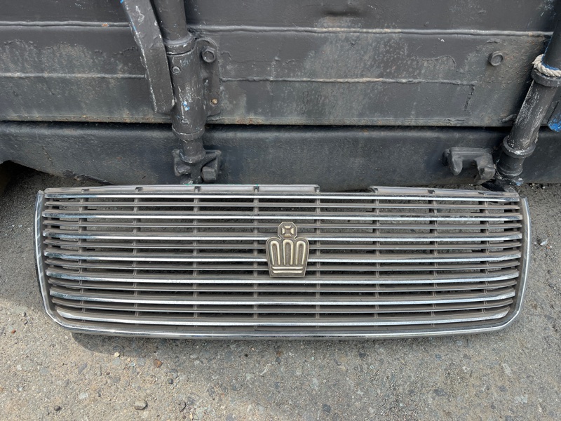 Решетка радиатора Toyota Crown GS151 передняя