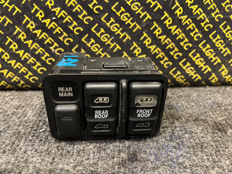 Кнопка люка Honda Stepwgn RF1 B20B