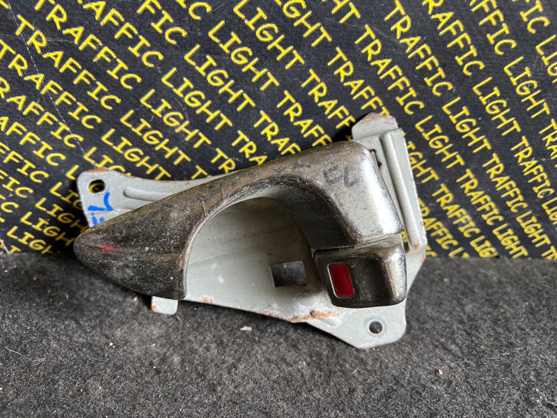 Ручка двери внутренняя Mitsubishi Diamante F31A передняя левая
