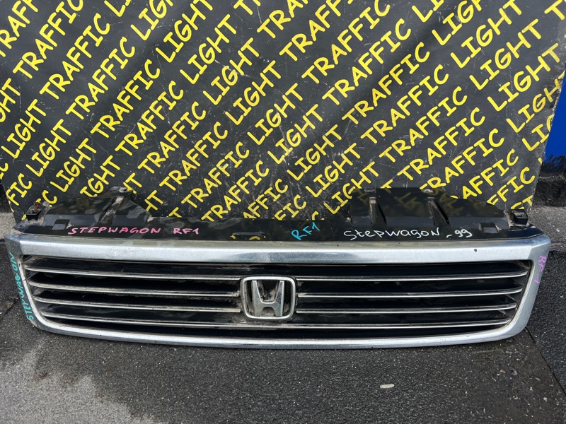 Решетка радиатора Honda Stepwgn RF1 B20B передняя