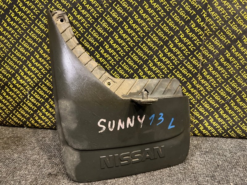 Брызговик Nissan Sunny B13 левый