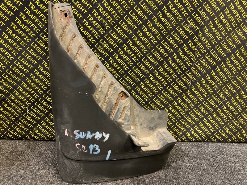 Брызговик Nissan Sunny B13 левый