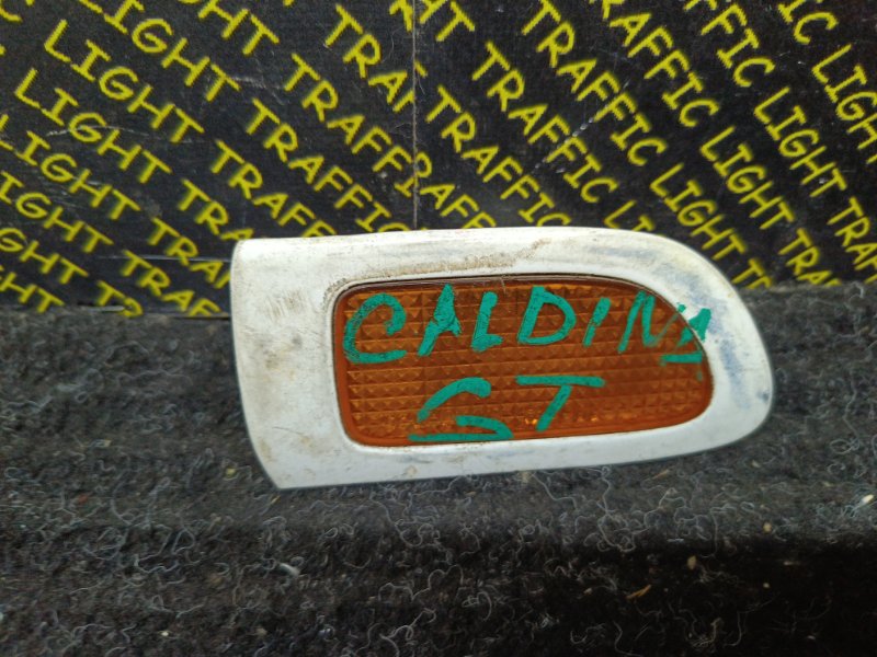 Поворотник в крыле Toyota Caldina AT211G (б/у)