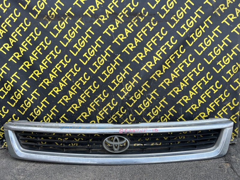 Решетка радиатора Toyota Granvia KCH10W передняя (б/у)