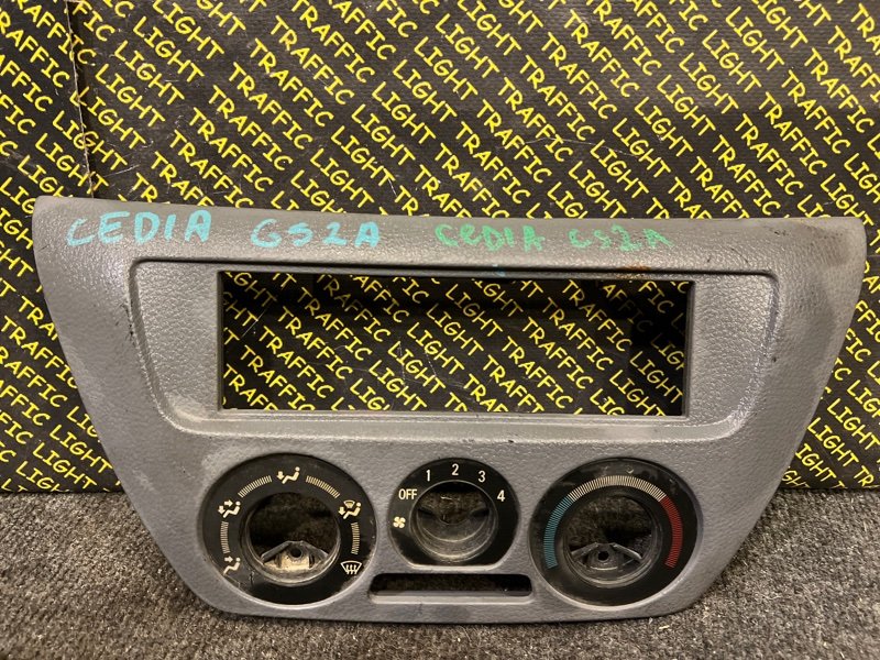 Консоль центральная Mitsubishi Lancer Cedia CS2A 4G15 (б/у)