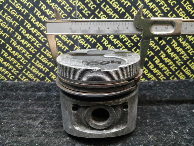 Поршень Mitsubishi Pajero V24C 4D56 (б/у)