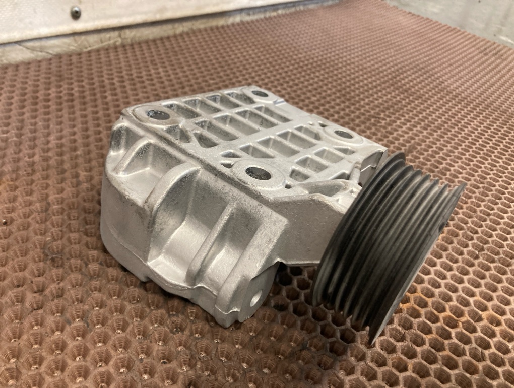 Кронштейн генератора Q7 2009 4L CAS 3.0 TDI