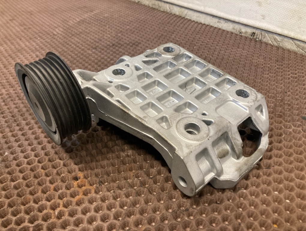 Кронштейн генератора Audi Q7 4L CAS 3.0 TDI