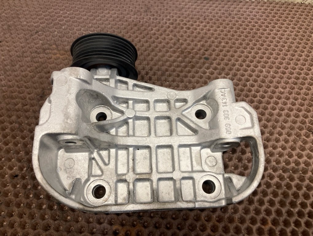 Кронштейн генератора Q7 2009 4L CAS 3.0 TDI