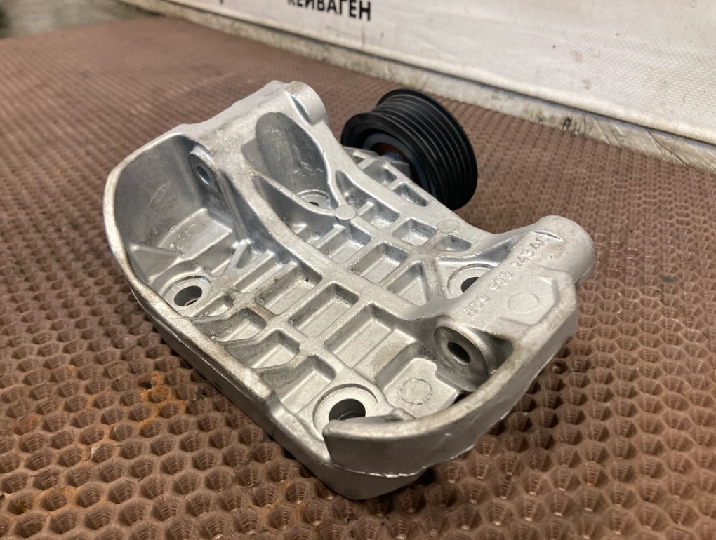 Кронштейн генератора Q7 2009 4L CAS 3.0 TDI