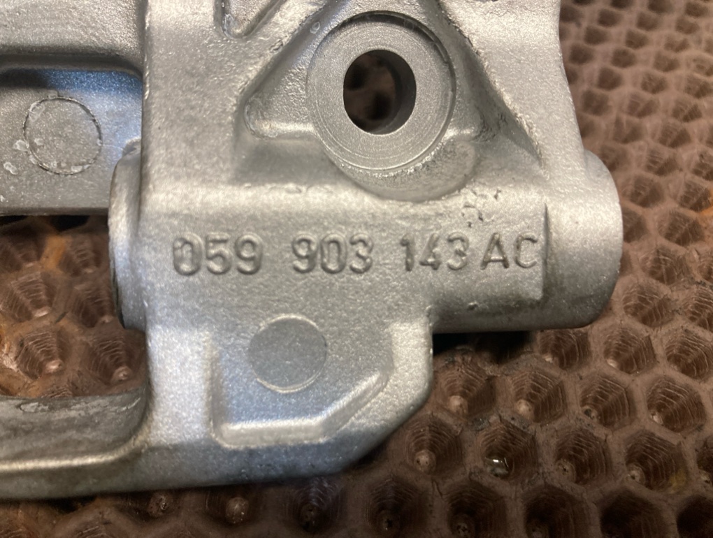 Кронштейн генератора Q7 2009 4L CAS 3.0 TDI