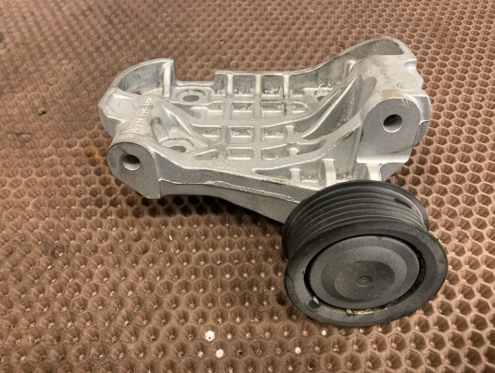 Кронштейн генератора Q7 2009 4L CAS 3.0 TDI