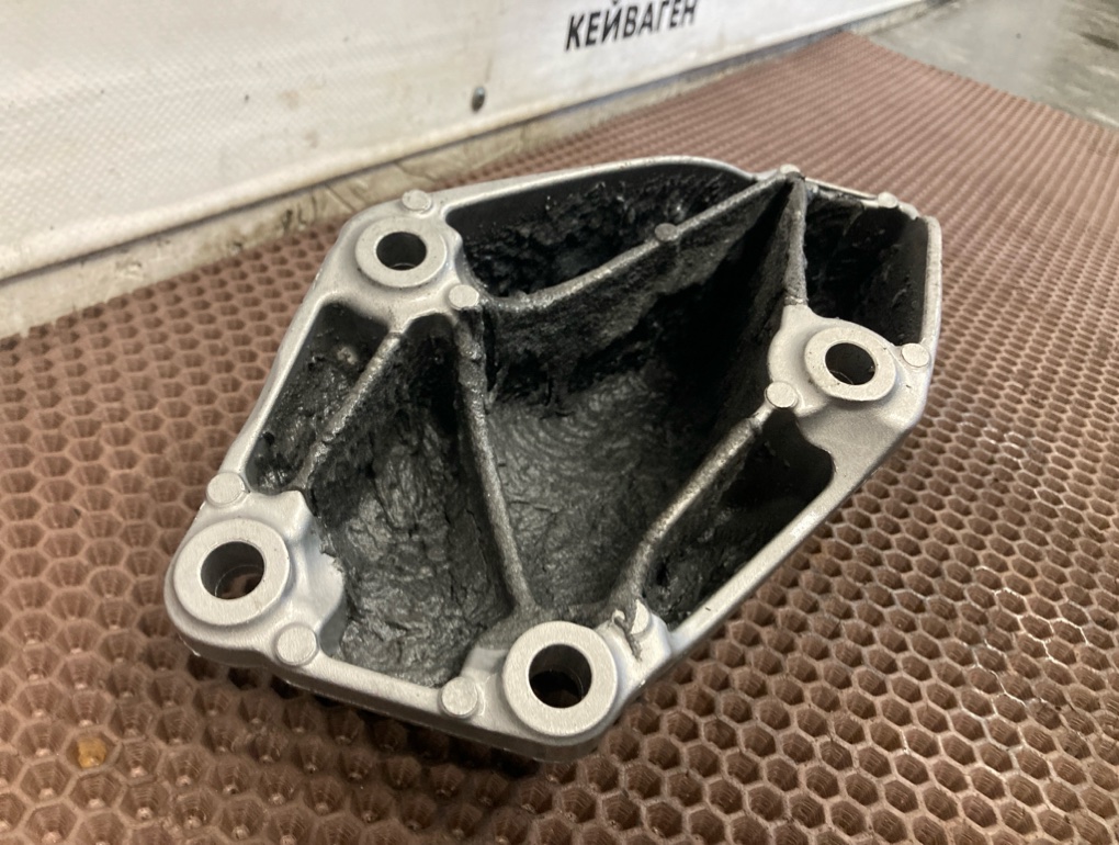 Кронштейн двигателя левый X4 2017 F26 B47D20A 2.0