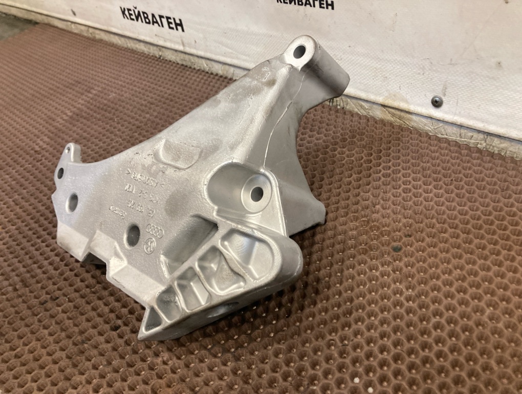 Кронштейн двигателя правый Volkswagen Passat B6 CBA 2.0 TDI