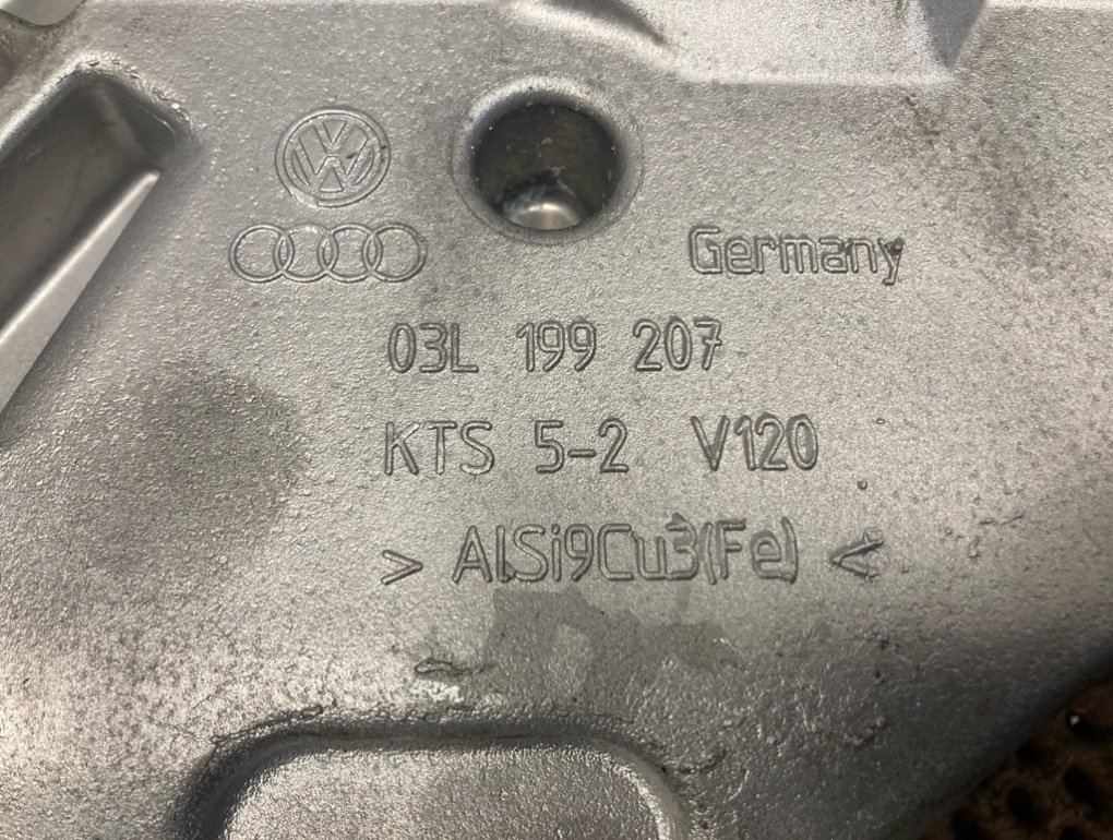 Кронштейн двигателя правый Passat 2010 B6 CBA 2.0 TDI