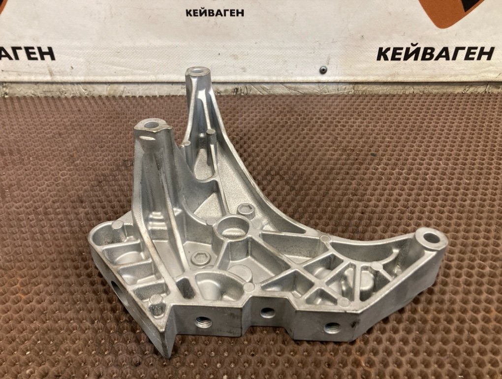 Кронштейн двигателя правый Passat 2010 B6 CBA 2.0 TDI