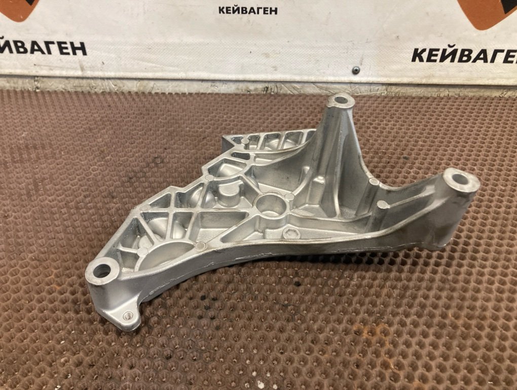 Кронштейн двигателя правый Passat 2010 B6 CBA 2.0 TDI