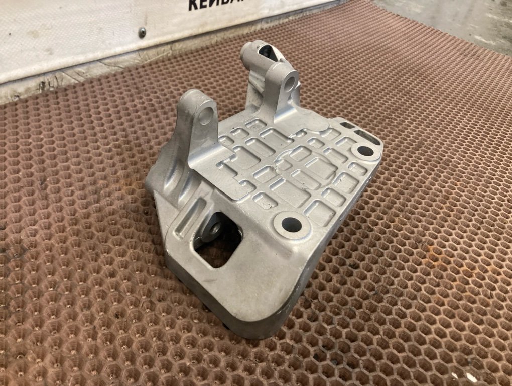 Кронштейн генератора Touareg 2011 7L CRC 3.0 TDI Кронштейн генератора Touareg 2011 7L CRC 3.0 TDI