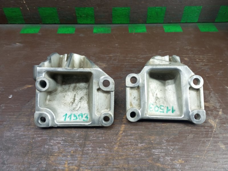 Кронштейн опоры двигателя Nissan Skyline V35 VQ25DD