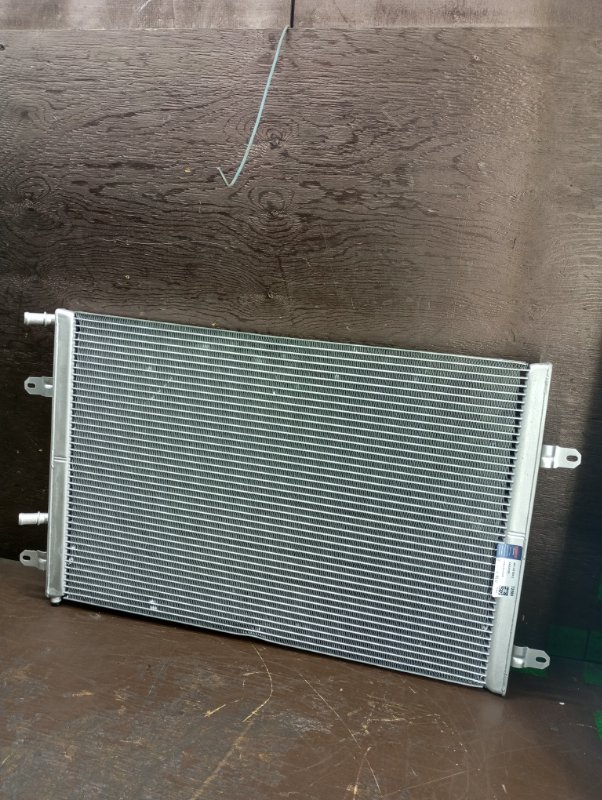Радиатор охлаждения двигателя Audi A6 2009 C6 72586 новая