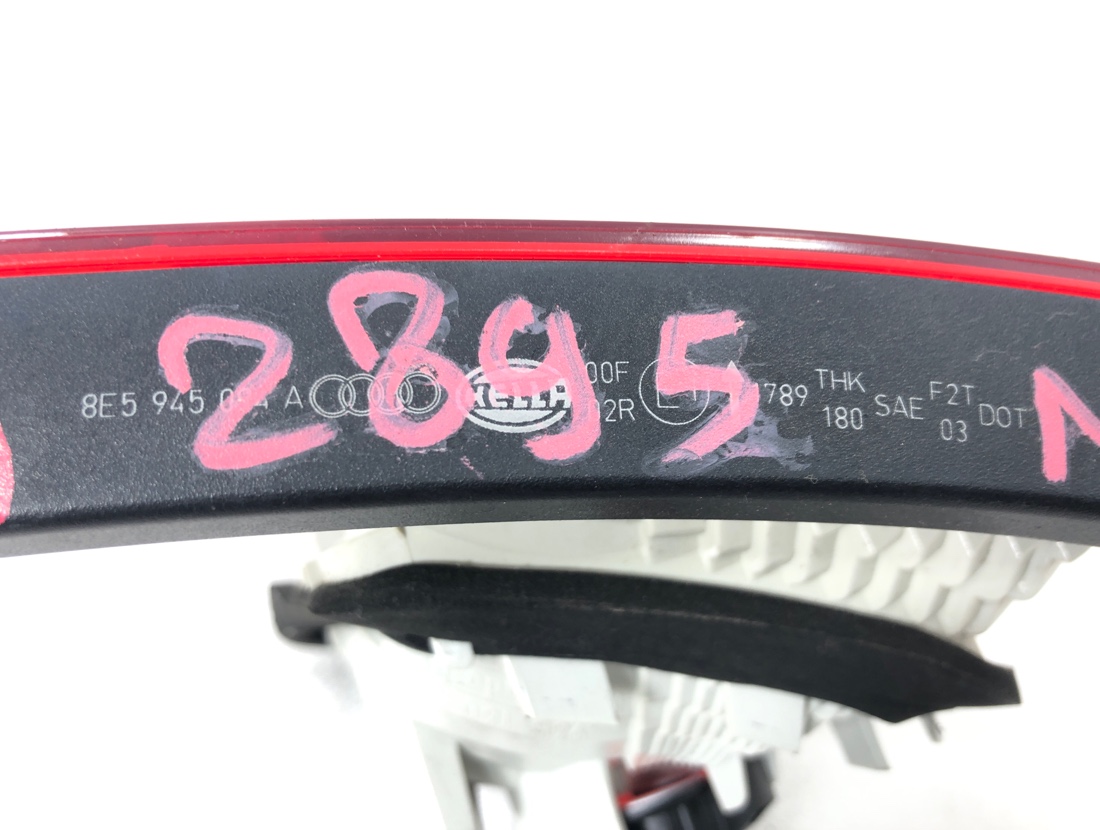 Стоп-сигнал правый A4 2006 8EC AUK