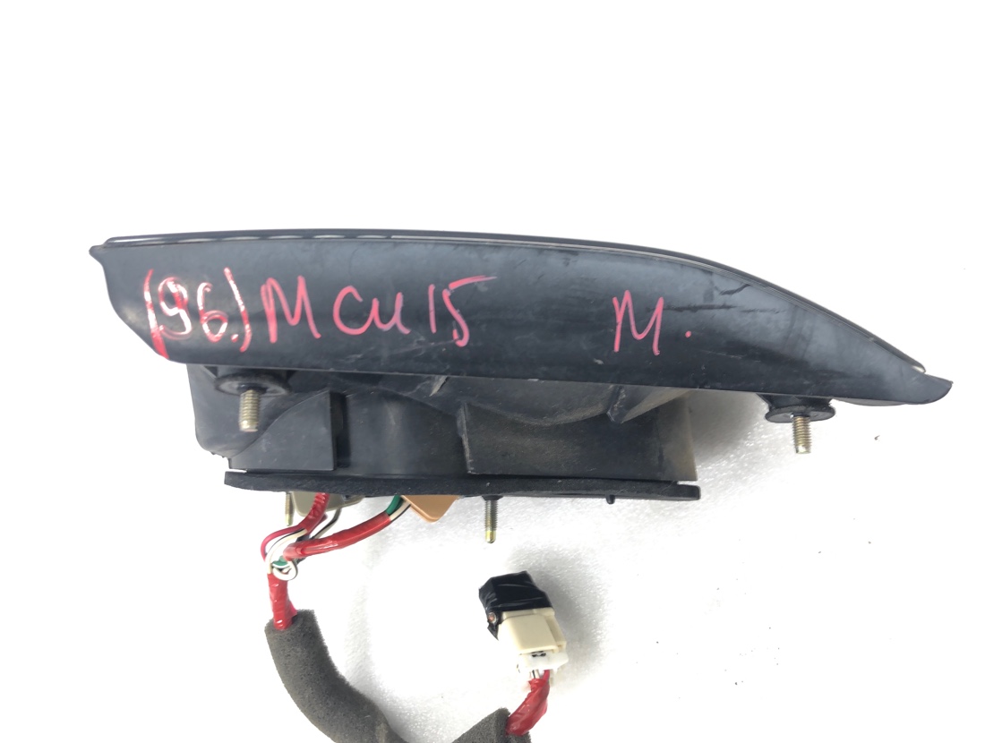 Стоп-сигнал правый Harrier 2000 MCU15 1MZFE