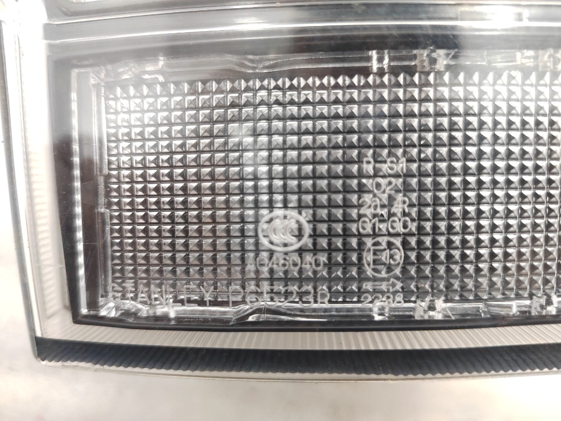 Стоп-сигнал правый Pajero 2007 V87W 6G75 Стоп-сигнал правый Pajero 2007 V87W 6G75