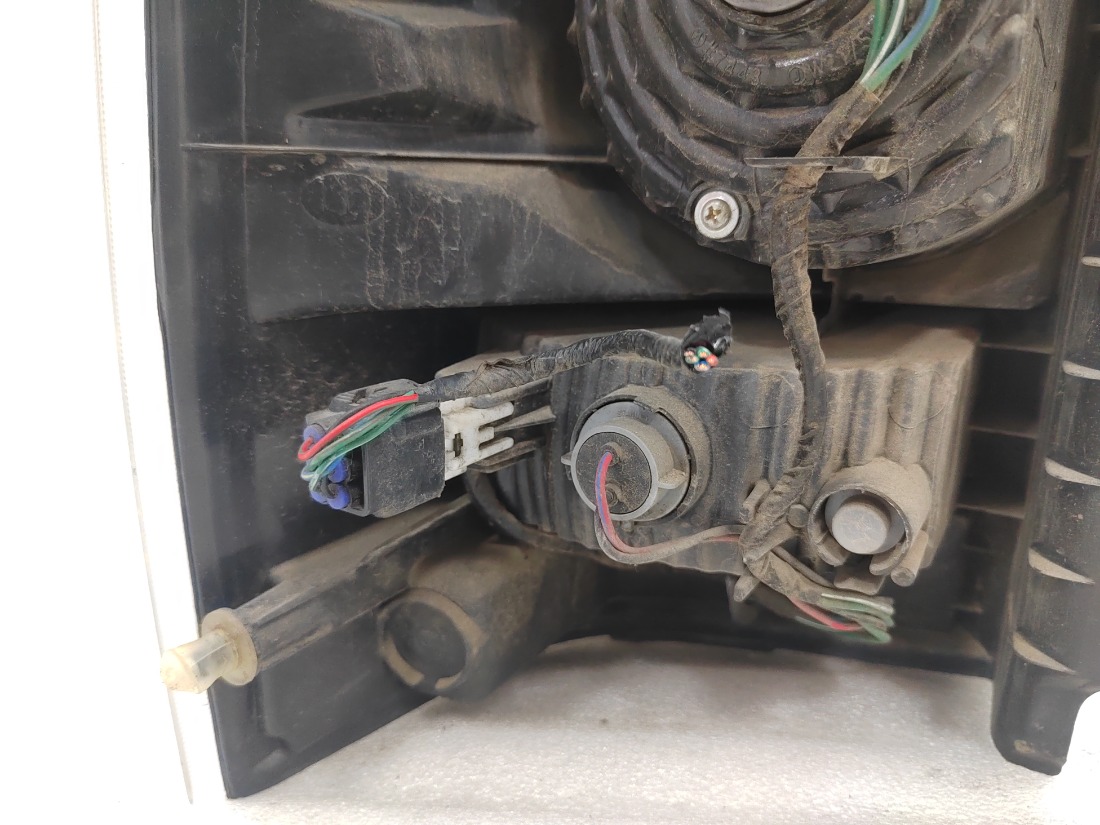 Стоп-сигнал правый Pajero 2007 V87W 6G75 Стоп-сигнал правый Pajero 2007 V87W 6G75